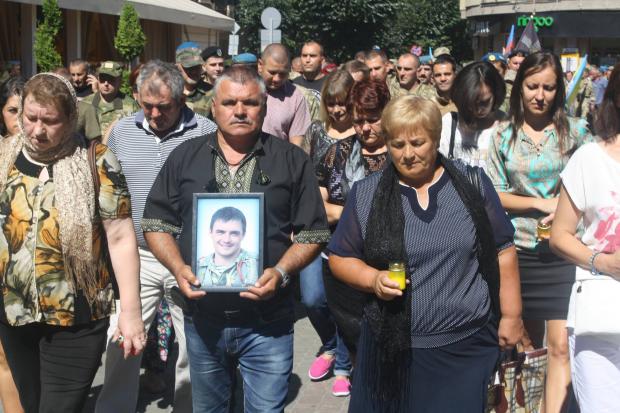 В Івано-Франківську вшанували полеглих під Іловайськом побратимів | Фото: Віктор Пазухін