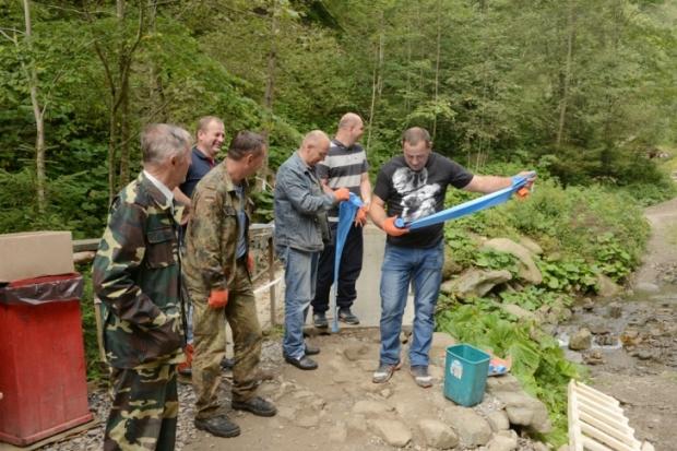 Волонтерська акція на водоспаді Гук
 | Фото: cnnp.if.ua