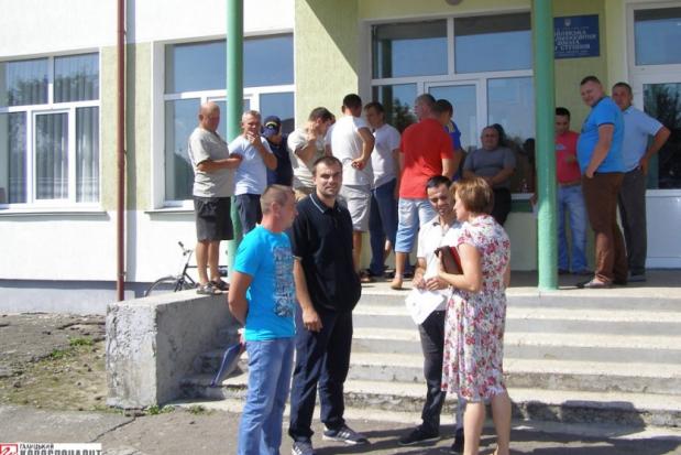 За кілька хвилин до початку сесії сільради важко було передбачити &ldquo;бурю&rdquo; (люди біля школи)