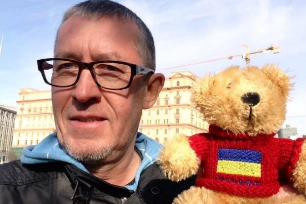 Щетинін написав, що у нього була тривала депресія. Його стан був обумовлений фінансовими проблемами видання "Новый 