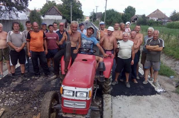 У Великій Доброні люди власноруч заасфальтували всі вулиці | Фото: mukachevo.net