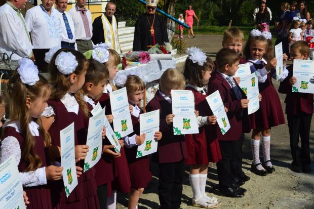 Голова ОУН Віталій Цапович подарував для шкільної бібліотеки кілька книг про  Степана Бандеру | Фото: firtka.if.ua