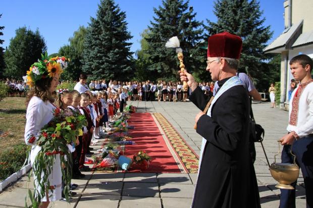 Декан Войнилівського деканату УГКЦ о. Мирон Яцущак благословив школярів | Фото: прес-служба Калуської РДА