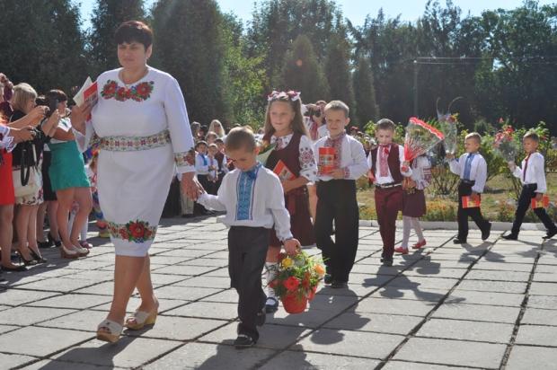 Цьогоріч за парти у Войнилівській школі сіло 34 першокласники двох класів | Фото: visti-kalush.com.ua