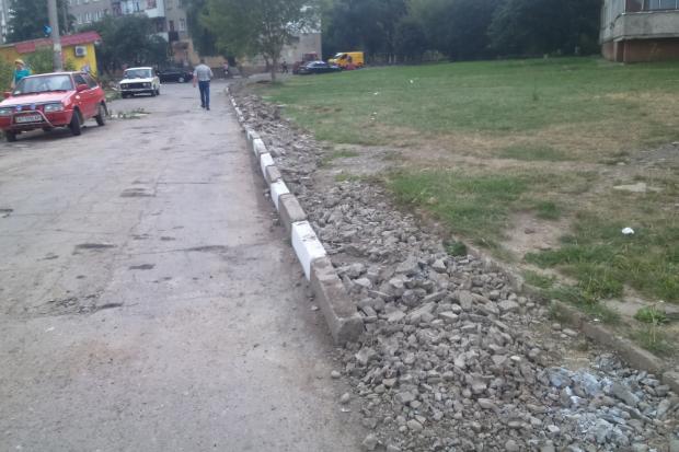 На вулиці Сівецька тривають ремонти тротуарів | Фото: Калуш Урбаністичний/ВКонтакте