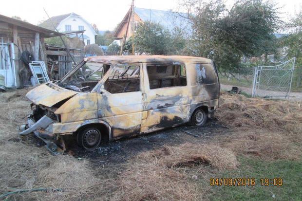 У Богородчанах згорів автомобіль бійця АТО. | Фото: Святослав Никорович