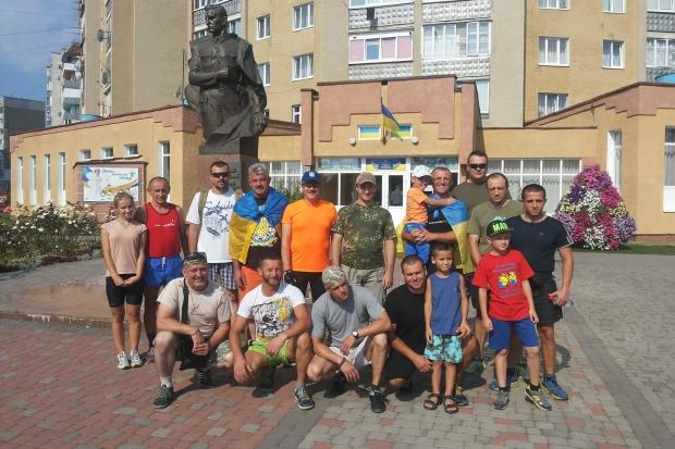 Учасники стартували від пам&rsquo;ятника Р. Шухевичу, що в Калуші | Фото: visti-kalush.com.ua