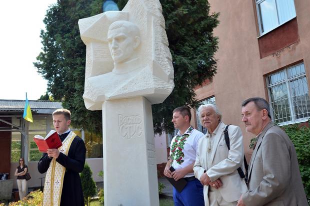 До роковин смерті відкрили пам'ятник Василю Стусу | Фото: Gazeta. ua