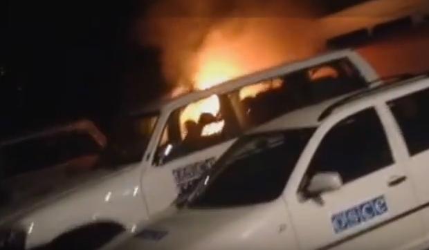 Потужний вогонь на капоті позашляховика ОБСЄ піднявся на більш ніж два метри | Фото: Скрін з відео