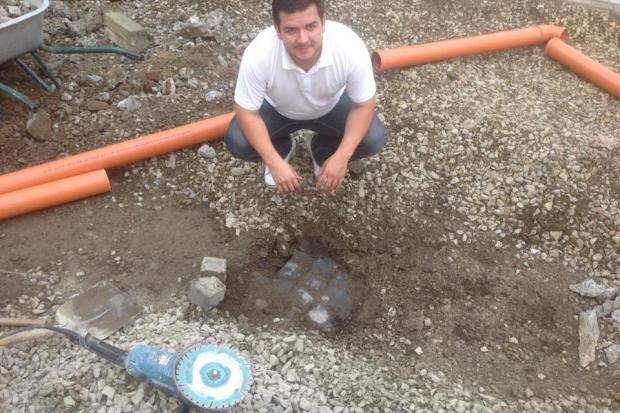 В Івано-Франківську під асфальтом знайшли старовинну австрійську бруківку
 | Фото:  &lrm;Андрій Коман