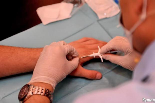 В Україні вперше вживили чіп людині | Фото: gazeta.ua