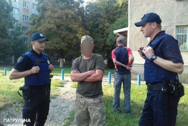 Патрульні затримали військового, який у Франківську під час конфлікту застосував зброю.
 | Фото: Патрульна поліція Івано
