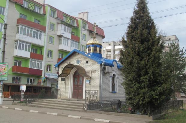 Раніше поряд із каплицею було встановлено кам'яний хрест вояку, який був ініціатром зведення каплиці