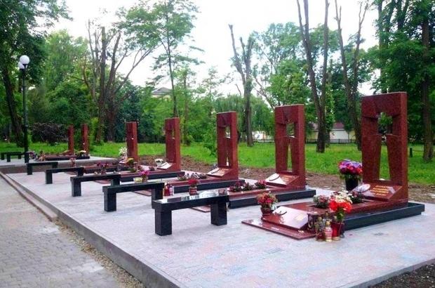 Вдови звернулися до підприємця Коваля і уклали з ним угоди в червні 2015 року. Усно було обумовлено, що меморіал має бут