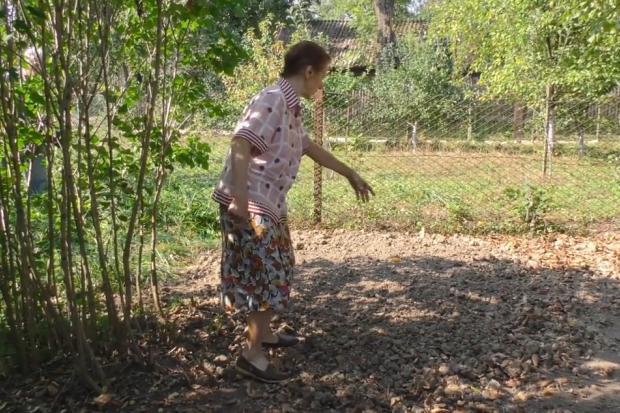 Ірина Магас показує місце поховання вояка німецької армії | Фото: Скрін з відео