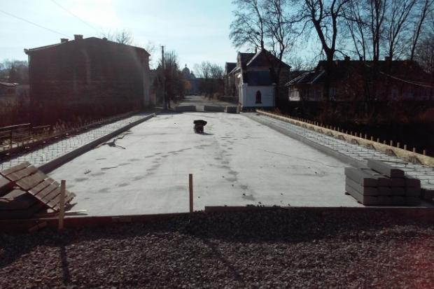 Міст досі не зданий в експлуатацію, бо чиновники не можуть дійти згоди, хто ж має розрахуватися за ремонт.
