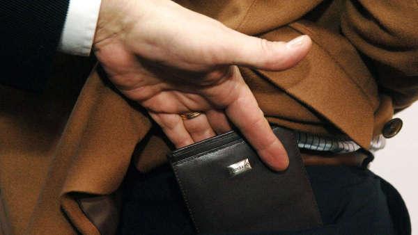 Ілюстрація. Спершу в чоловіка викрали документи в маршрутному автобусі 