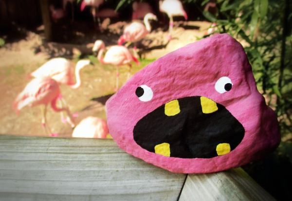 Аарон Зенц разом із шістьма своїми дітьми рік розмальовував маленькі камінці, щоб розкидати їх по місту  | Фото: life.pr