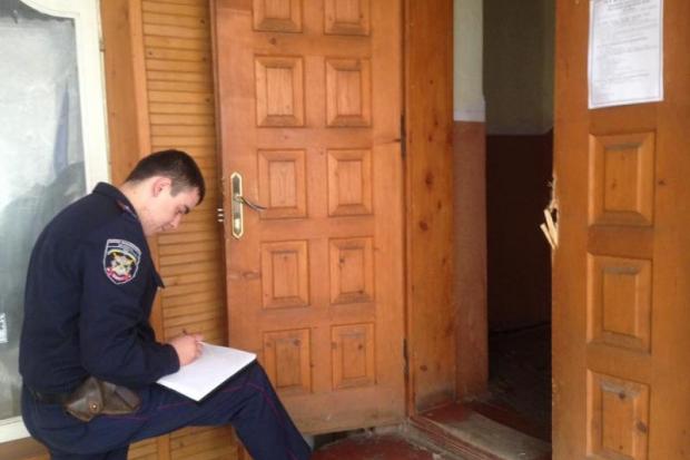 Грабіжники зламали четверо дверей, щоб викрасти з музею кераміку  | Фото: report.if.ua