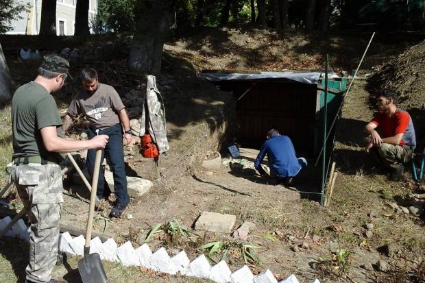 У Калуші тривають розкопки поблизу колишньої тюрми НКВС | Фото: Калуш Туристичний