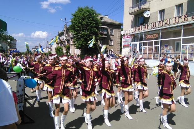 Духові оркестри та мажоретки приїхали до Калуша з кількох областей |
