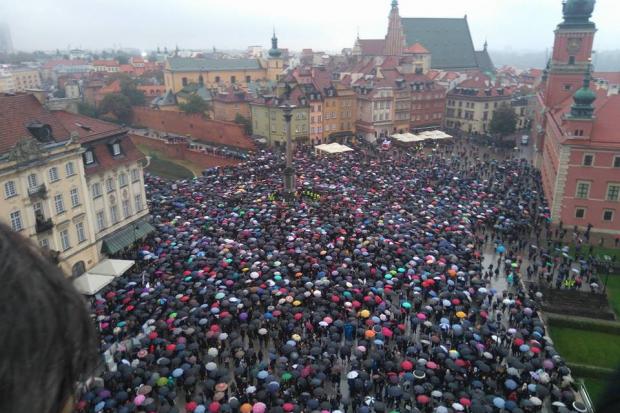 "Чорний протест" на Замковій площі у Варшаві | Фото: umoloda.kiev.ua