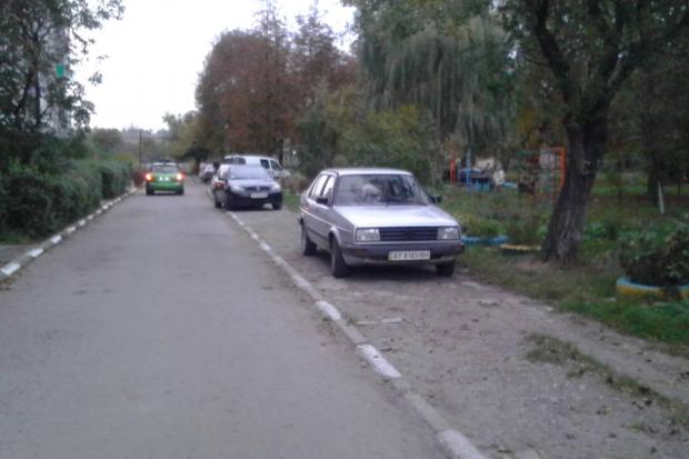 У Калуші автовласники самі собі облаштували місце для стоянки | Фото: КалушOFF