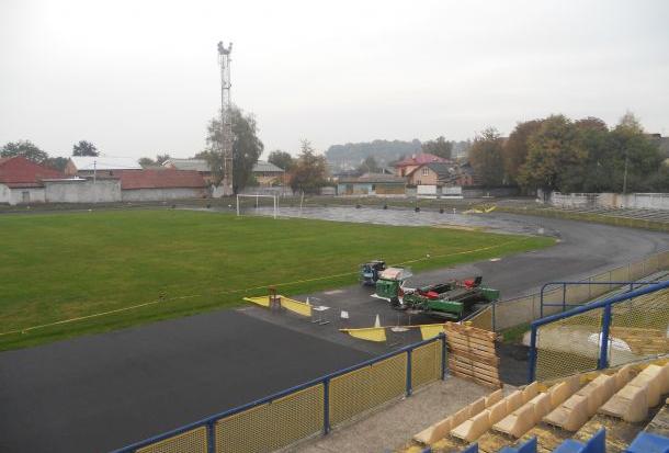 На стадіоні "Хімік" триває реконструкція бігових доріжок | Фото: kalushcity.if.ua