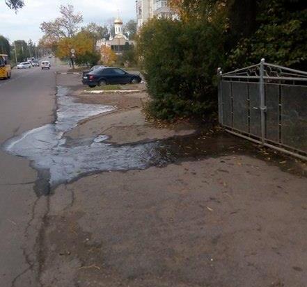 Вода з подвір'я починає уже витікати на дорогу