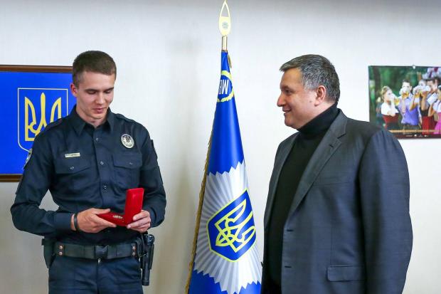 В МВС відзначили поліцейського відзнакою "За відвагу у службі" | Фото: МВС України