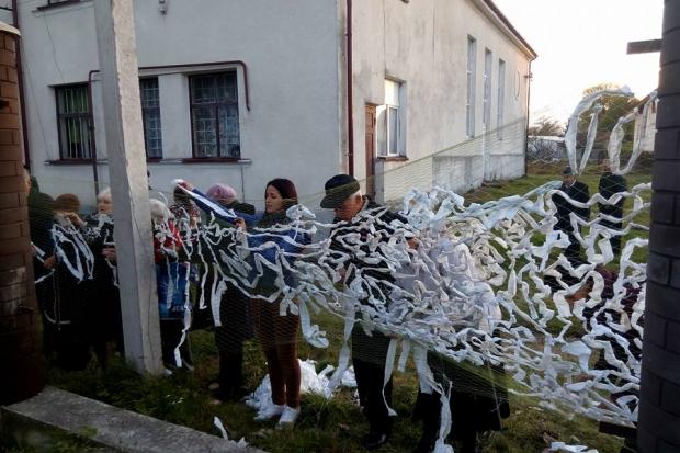 Сітку плела молодь і представники старшого покоління мешканців Підгірок | Фото: Любомир Кава