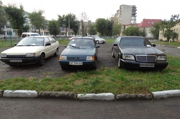 Калушани вміють паркуватися і так. Щоразу при публікації таких світлин виникає конфлікт між пішоходами та водіями