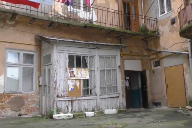 У деяких помешканнях на площі Героїв, 3 водопостачання з'явилося тільки нещодавно | Фото: Скрін з відео