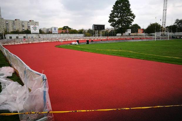 Будівельники почали стелити нове покриття для бігових доріжок | Фото: Ольга Ярема