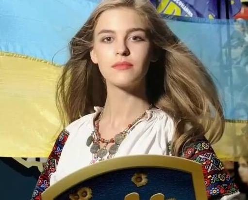 Дарина Тягнибок прикрасила рекламні щити до  25-ї річниці ВО &laquo;Свобода&raquo; | Фото: vgolos.com.ua