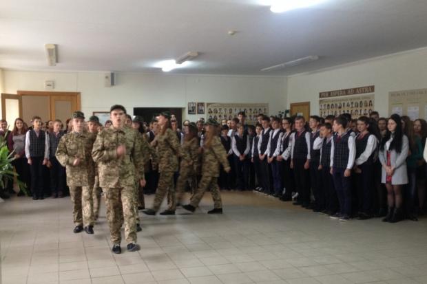 У гімназії відбувся традиційний конкурс строю і пісні | Фото: kalushgymnazium.in.ua