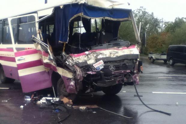 Обидва водії відбулися подряпинами. Зараз вони дають свідчення