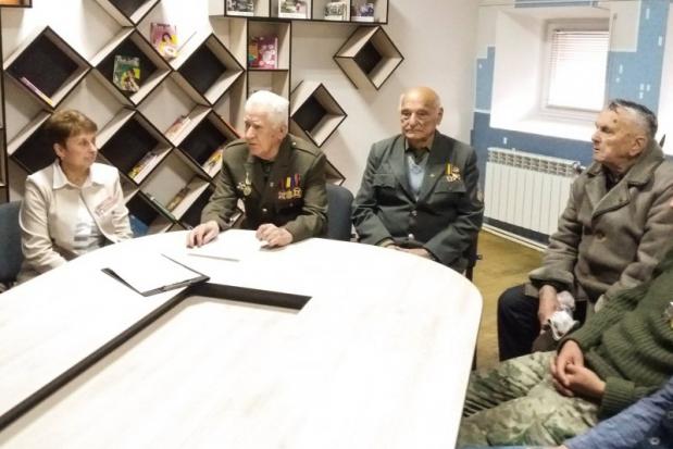 У Калуській бібліотеці відбулася патріотична зустріч &laquo;За тебе, Вкраїно, за честь твою й славу&raquo; | Фото: Управ