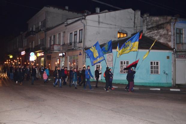 Смолоскипна хода зветає з вулиці Бандери на вулицю Грушевського | Фото: Лілія Бучак