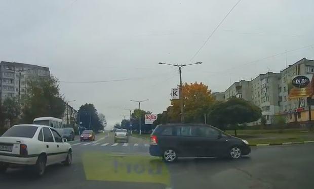 У Калуші автівки рухаються на червоне свтіло, як на зелене | Фото: Скрін з відео