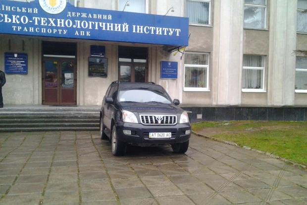 Черепій припаркував свій автомобіль прямо перед входом до суду на тротуарі. | Фото: Олег Богдан