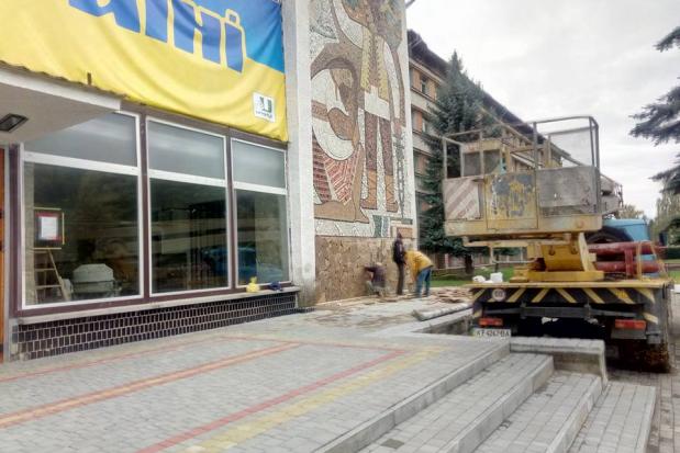 У Вигоді кипить робота, бо в п'ятницю до селища приїде обласна рада | Фото: Ігор Дебенко