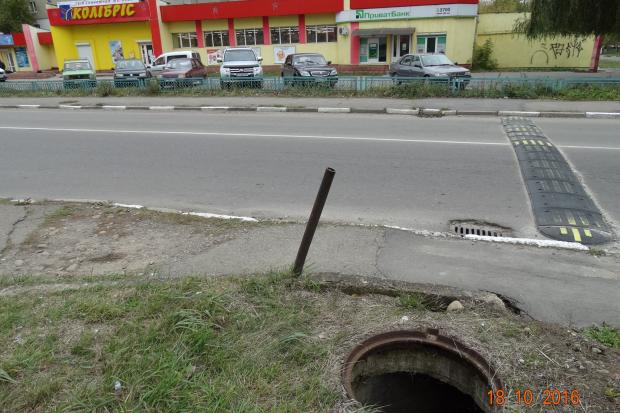 На вул. Грушевського було зафіксовано два відкриті люки | Фото: Інспекція з благоустрою м. Калуша