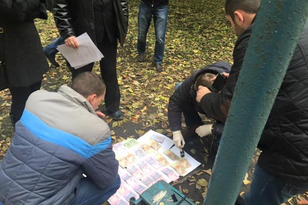 В Івано-Франківську на одержанні 1,5 тис дол США викрито чотирьох поліцейських  | Фото: ifr.gp.gov.ua