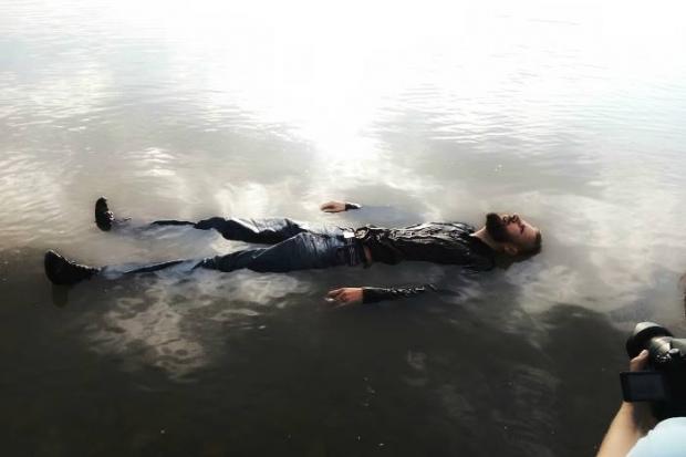 Юрій Ліуш у першому відеокліпі "Crossroads"