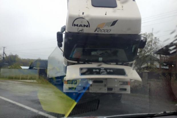 Фура майже з'їхала у кювет