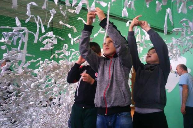 Діти старанно працюють, щоб сітка на передовій виконала своє завдання | Фото: vikna.if.ua