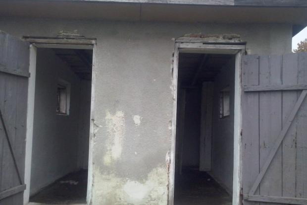 Двоє дверей і чотири дири &mdash; так виглядає туалет у сільській школі на Рогатинщині