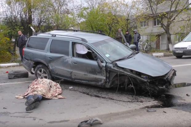 За свідченням очевидців, водій автівки відразу кинувся тікати. Пасажир автомобіля загинув на місці | Фото: Скрін з відео
