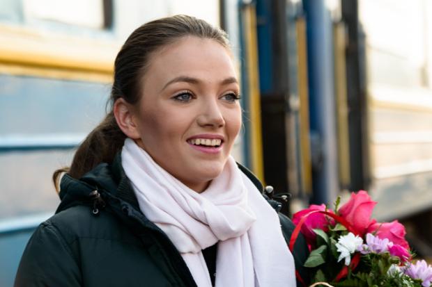 На франківському пероні красуню зустрічали мама, сестри та дизайнерка Лєна Васенко | Фото: galka.if.ua